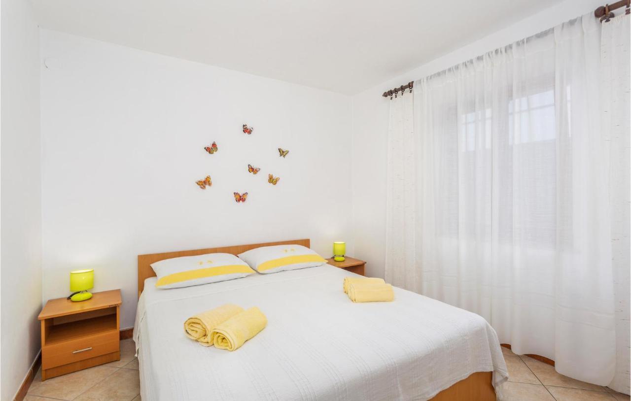 2 Bedroom Cozy Apartment In Omišalj Exterior foto
