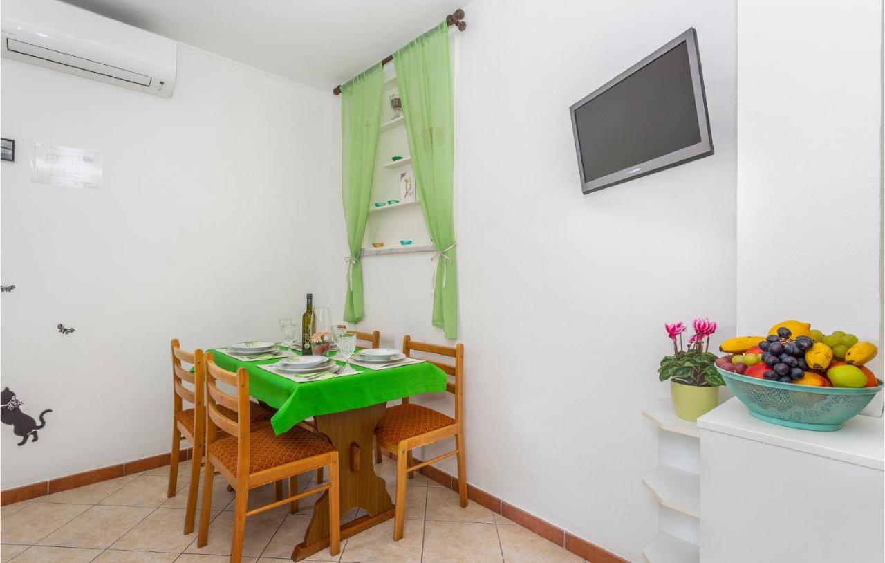 2 Bedroom Cozy Apartment In Omišalj Exterior foto