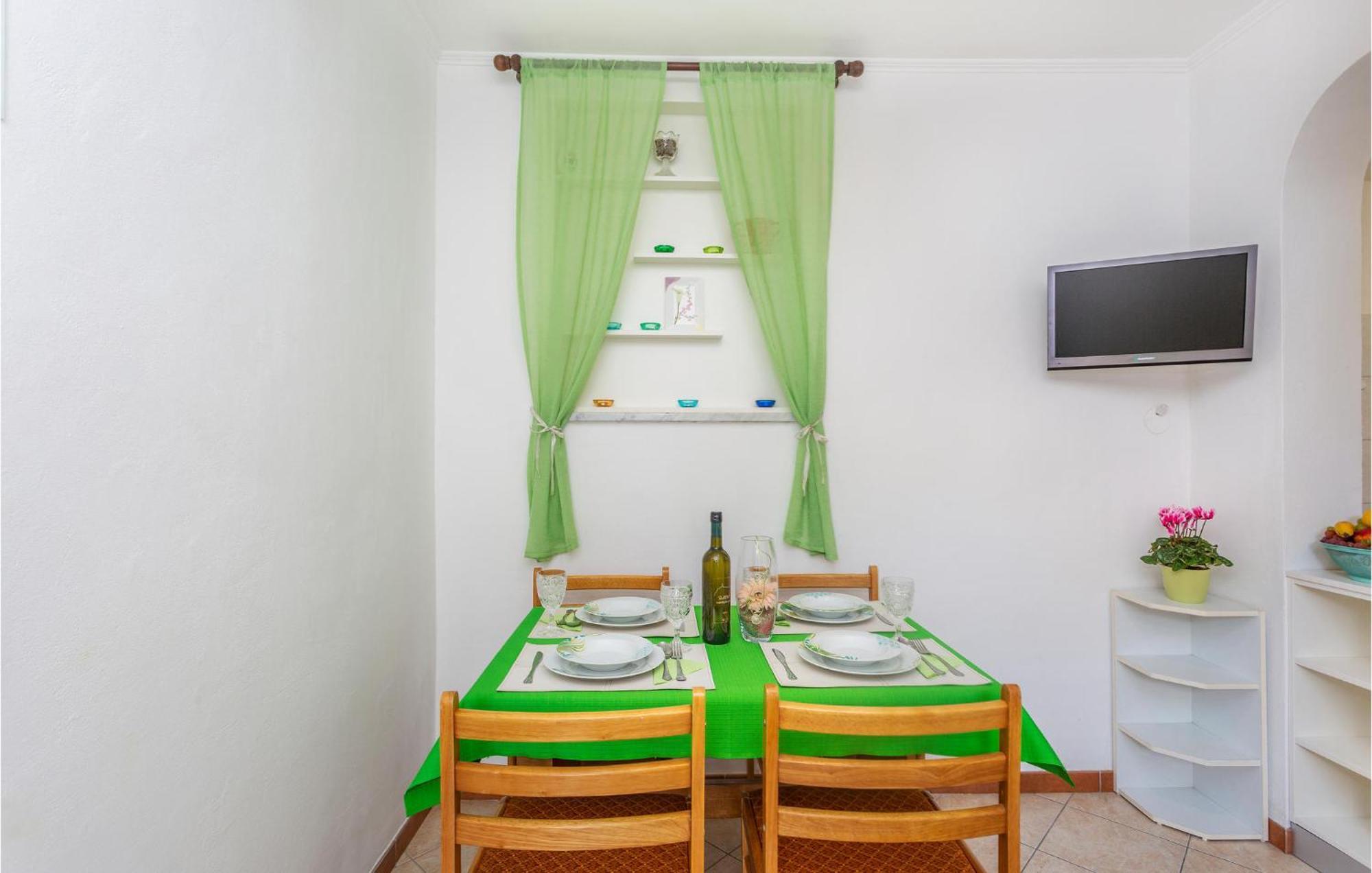 2 Bedroom Cozy Apartment In Omišalj Exterior foto